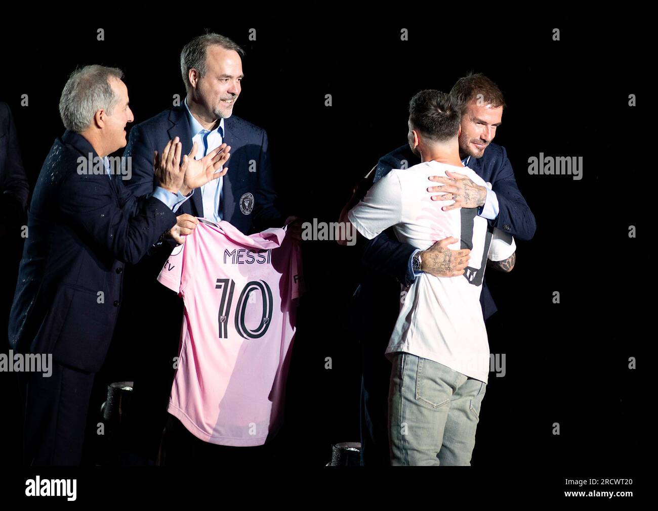 Clubpräsident David Beckham und Eigentümer Jose R. Mas und Jorge Mas enthüllen Lionel Messi als neue Inter Miami Signing während einer Enthüllung im DRV PNK Stadium, Fort Lauderdale. Foto: Sonntag, 16. Juli 2023. Stockfoto
