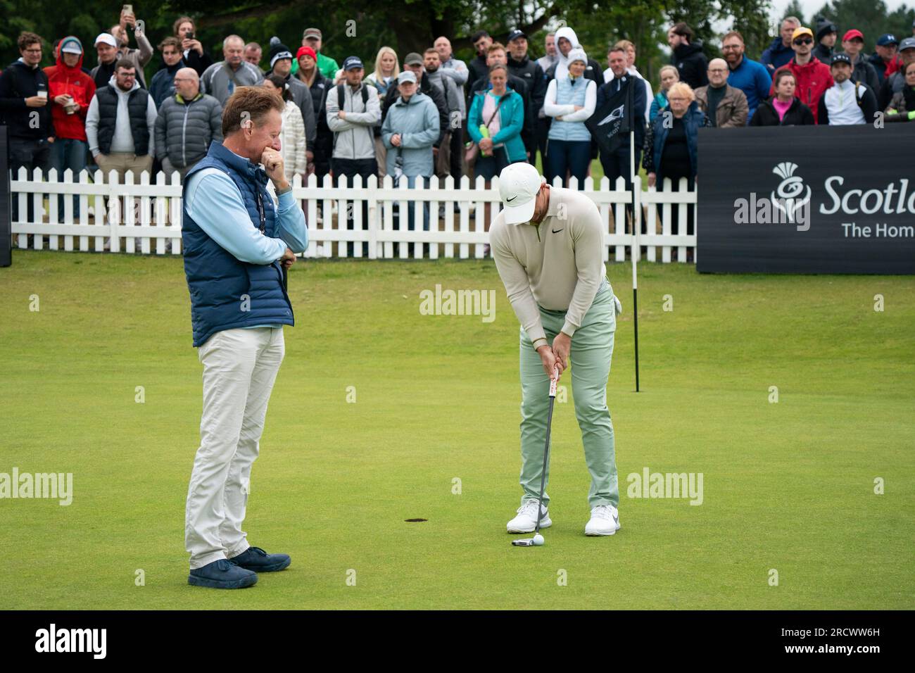 Rory McIlroy mit Putting Coach brad Faxon bei der Genesis Scottish Open 2023 im Renaissance Club in North Berwick, Schottland, Großbritannien Stockfoto