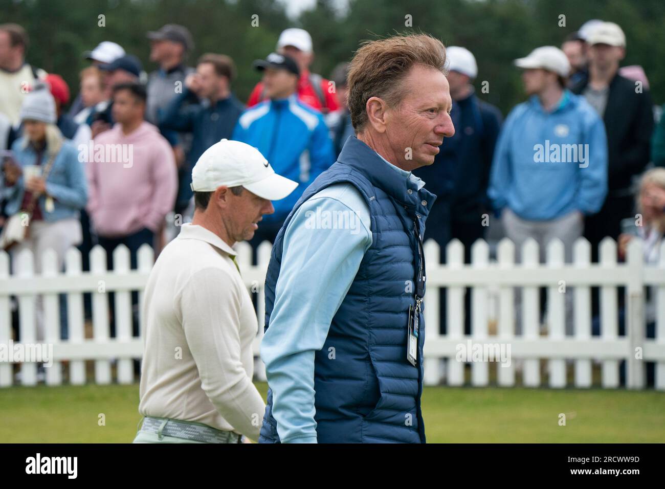 Rory McIlroy mit Putting Coach brad Faxon bei der Genesis Scottish Open 2023 im Renaissance Club in North Berwick, Schottland, Großbritannien Stockfoto