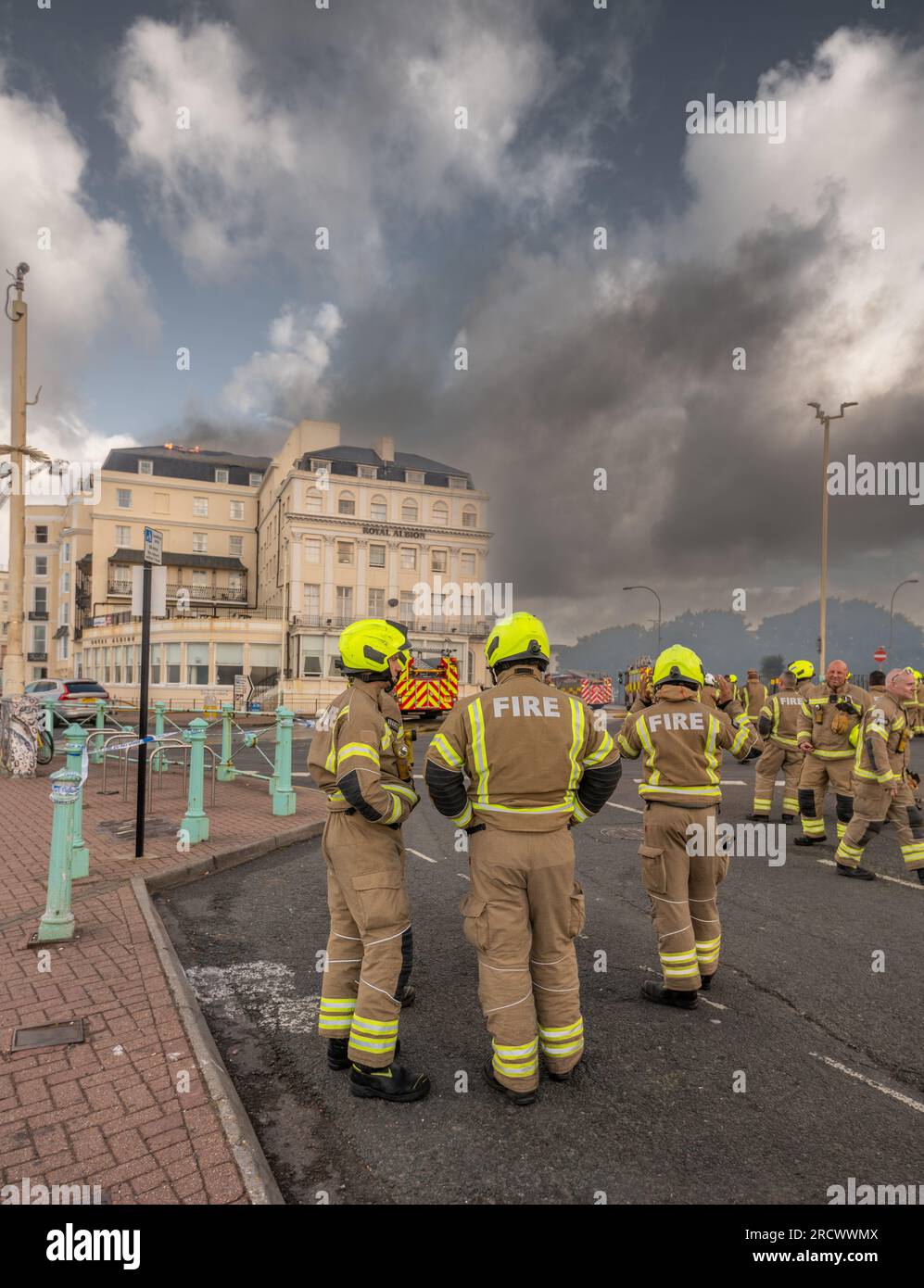 Das Albion Hotel Brighton wird zerstört, während das Feuer durch das Hotel in Brighton, East Sussex, Großbritannien, fliegt Stockfoto