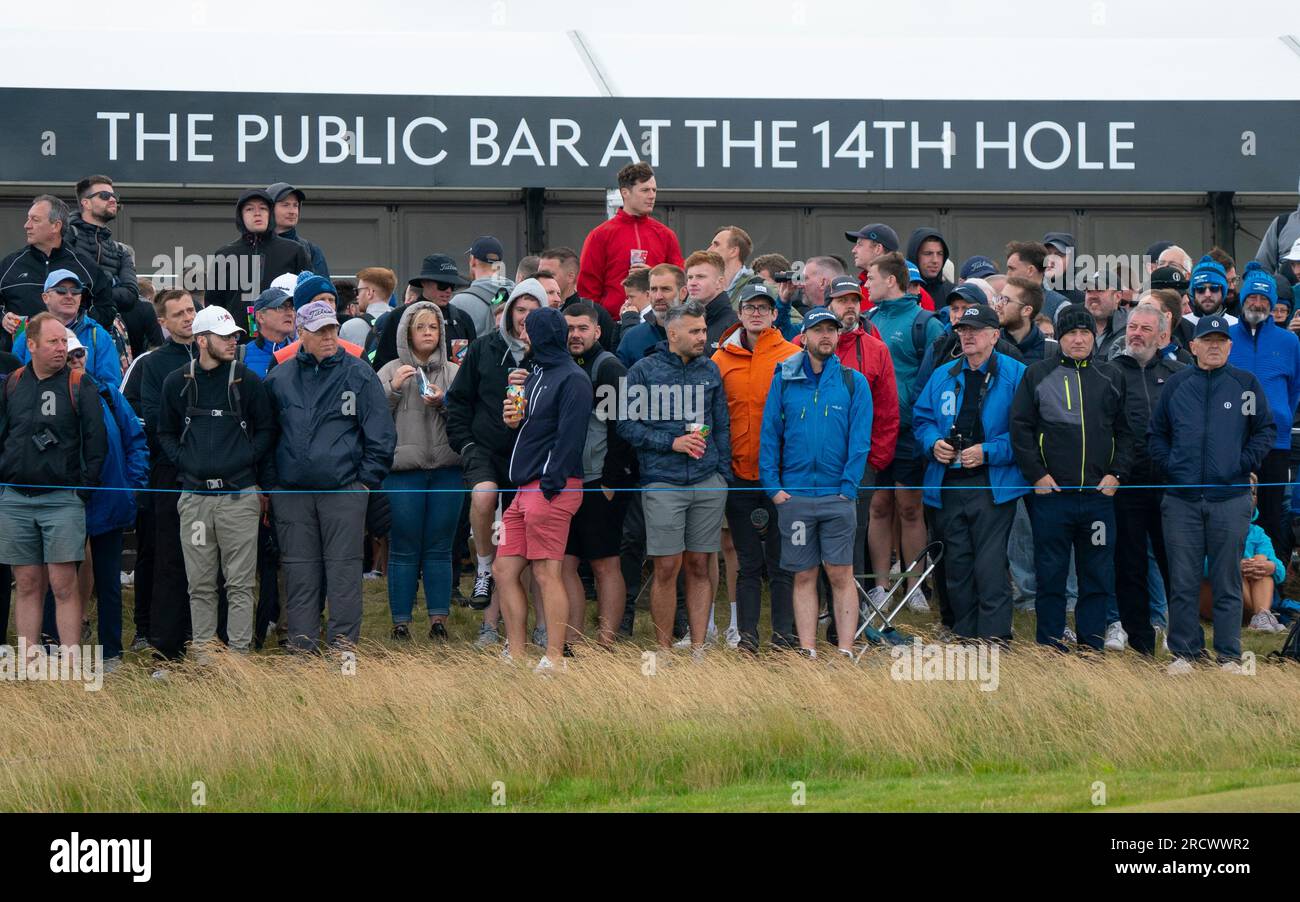 Zuschauer neben der öffentlichen Bar auf dem 14. Green während der Genesis Scottish Open 2023 im Renaissance Club in North Berwick, Schottland Stockfoto