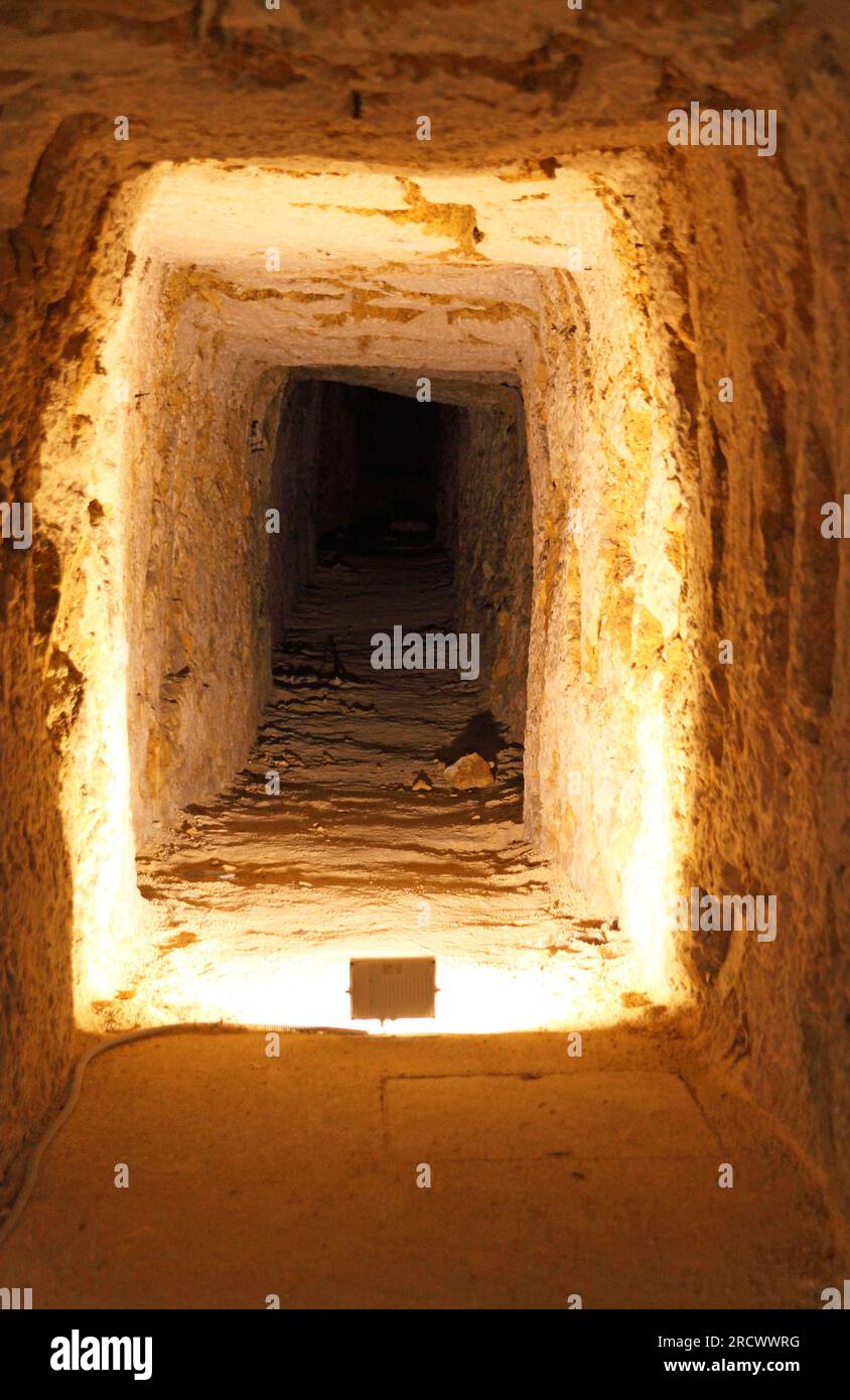 Unterirdischer Tunnel, der einst von Menschen genutzt wurde, um vor alliierten Bombenangriffen im 2. Weltkrieg zu schützen, Teil des Hypogäums unter Ortigia, Syrakus, Sizilien, Italien Stockfoto