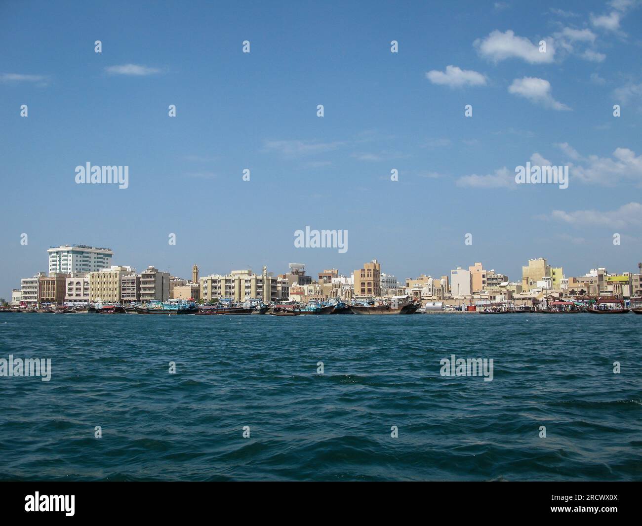 Moderne Gebäude an der Küste der Bucht deira Creek und traditionelle Boote in Dubai, Vereinigte Arabische Emirate Stockfoto