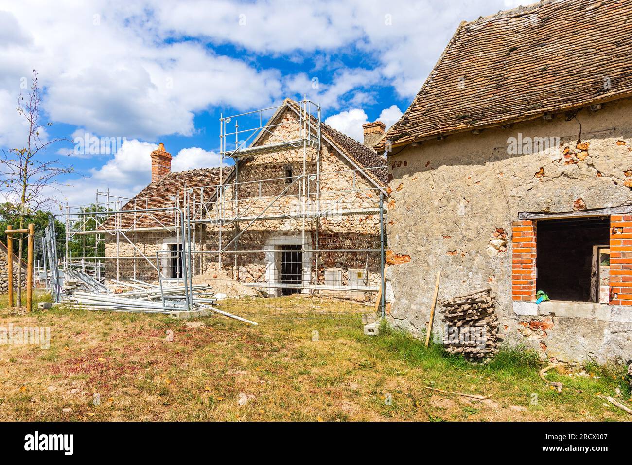 Gerüste rund um das alte Landhaus, das renoviert wird - Rosnay, Indre (36), Frankreich. Stockfoto
