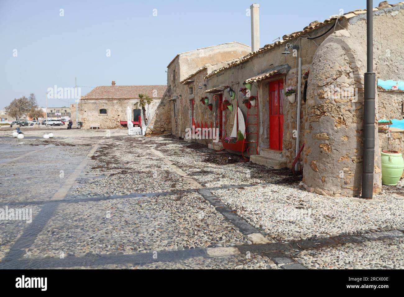 Das Meer erreicht die Fischerhäuser, das Dorf Marzamemi, Syrakus im Südosten Siziliens, Italien Stockfoto