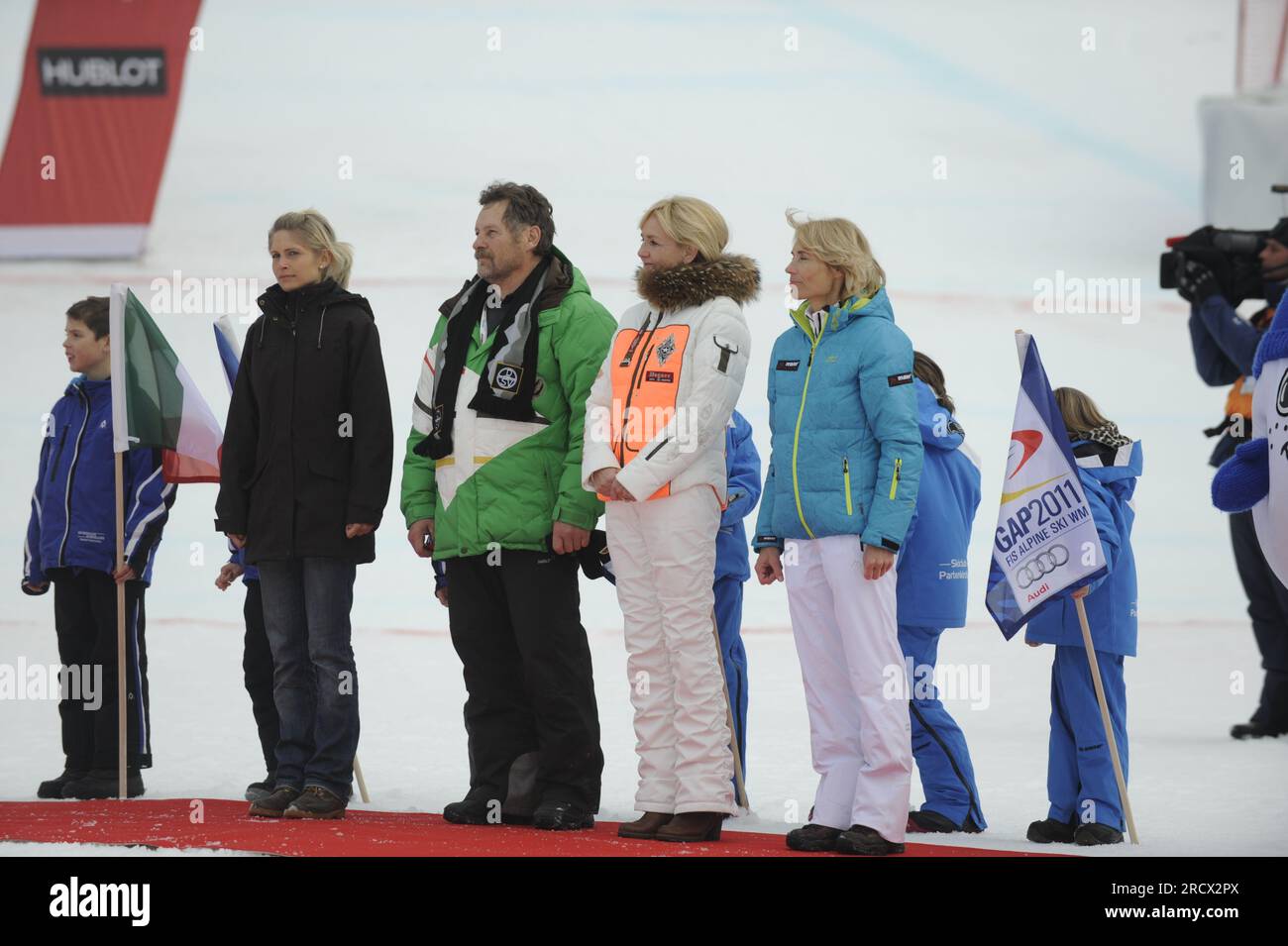 Maria Epple-Beck Christa Kinshofer und Sepp Ferstl bei einer Siegerehrung (von rechts nach links) Riesenslalom der Frauen am 17.2.2011 Ski Alpin Weltmeisterschaft vom 7.-20,2. 2011 in Garmisch - Partenkirchen Partenkirchen Stockfoto