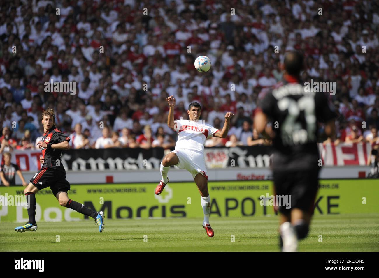 Khalid Boulahrouz Aktion Kopfball Fußball Bundesliga VFB Stuttgart - Bayer 04 Leverkusen 0:1 am 20.8.2011 Stockfoto