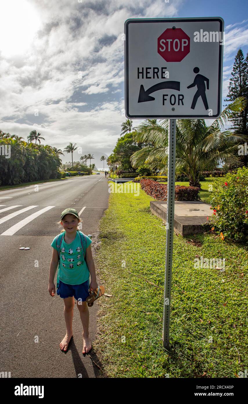 Halten Sie für ein Fußgängerschild, das auf das Kind Kauai zeigt Stockfoto