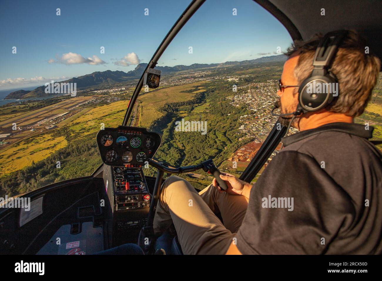 Er fliegt mit dem Hubschrauber über Lihue, Kauai Stockfoto