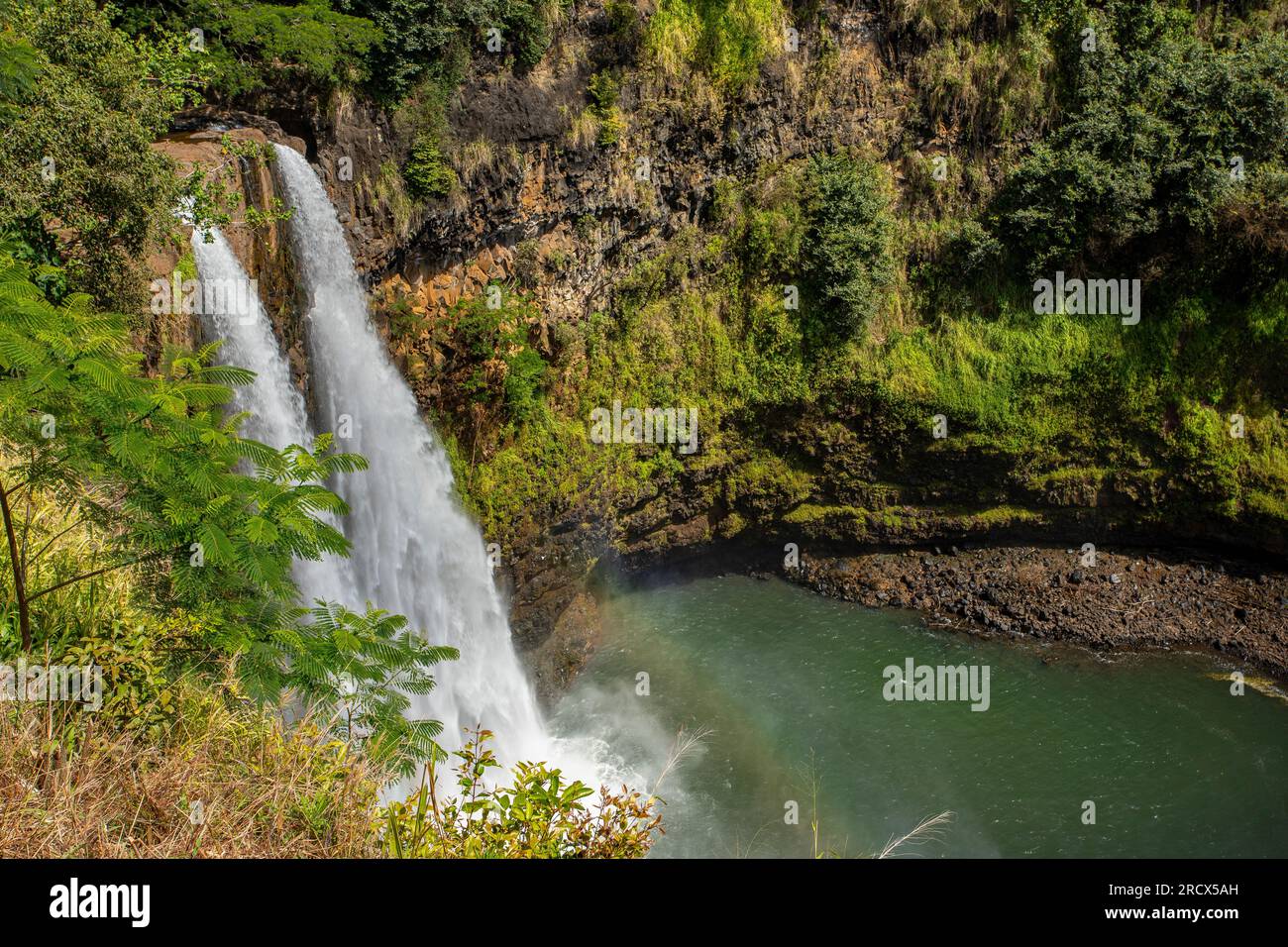 Wailua Falls mit schwachem Regenbogen, Kauai Stockfoto