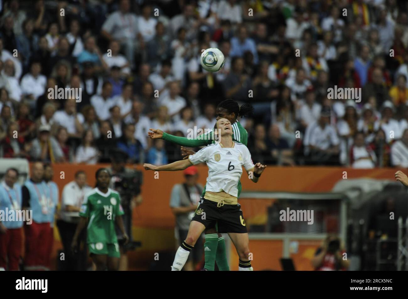 Simone LAUDEHR Aktion Deutschland - Nigeria 1:0 30.6.2011 Fußball Frauen Weltmeisterschaft in Deutschland FIFA Women Worldcup 2011 - 26,6.-17.7.2011 Stockfoto