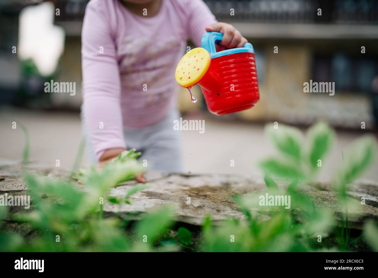 Das kleine Mädchen arbeitet im Garten Stockfoto