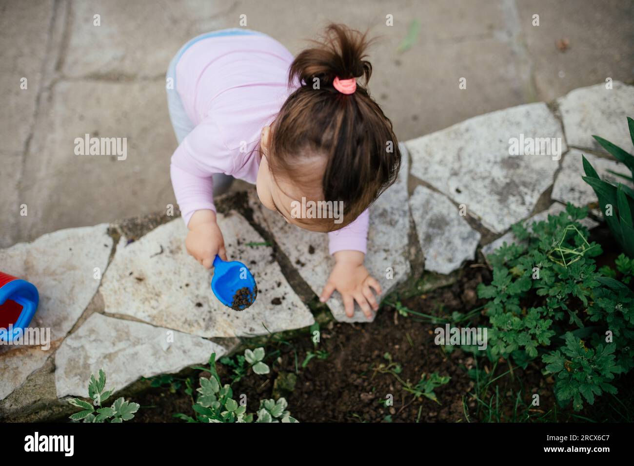 Das kleine Mädchen arbeitet im Garten. Stockfoto