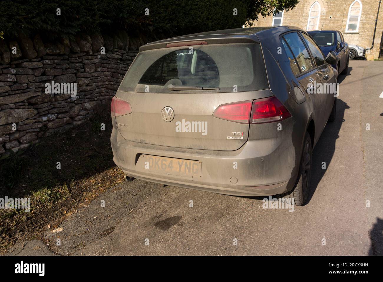 Fahrzeug mit Schmutz bedeckt, Nummernschild schwer lesbar, UK Stockfoto