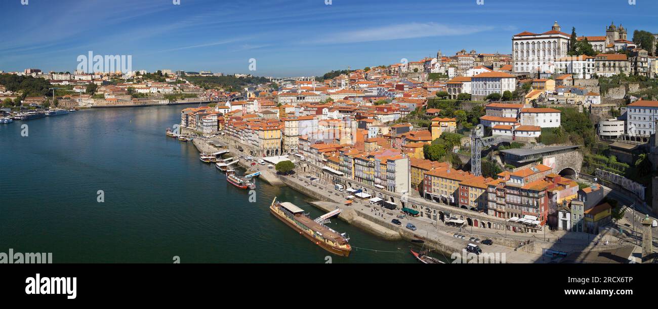 Porto, Portugal - 24. August 2020: Bezirk Ribeira von der Brücke Dom Luis I, Porto, Portugal. Stockfoto
