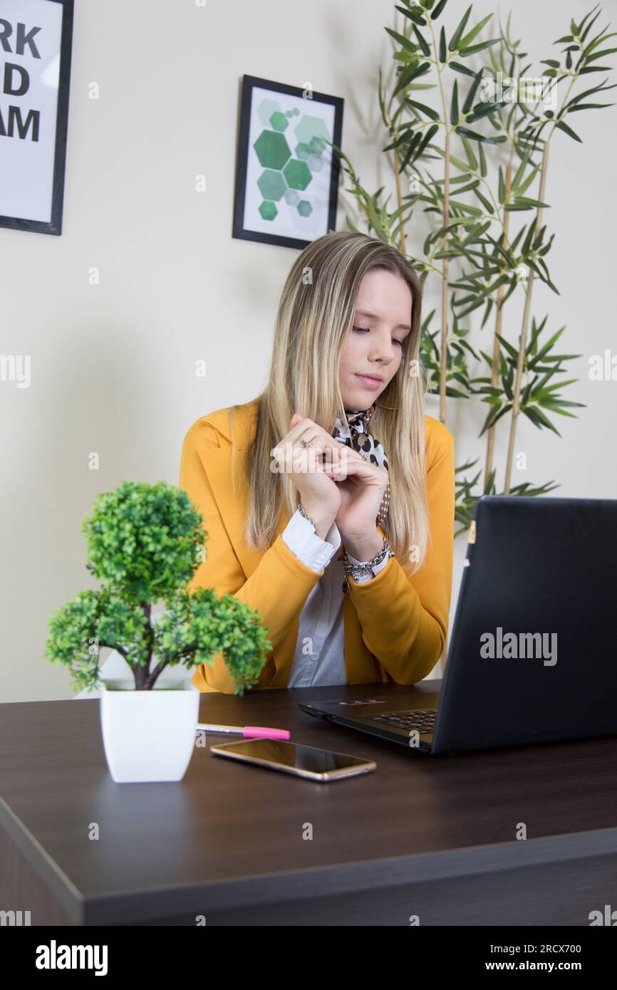 Frau im Büro mit laptop Stockfoto