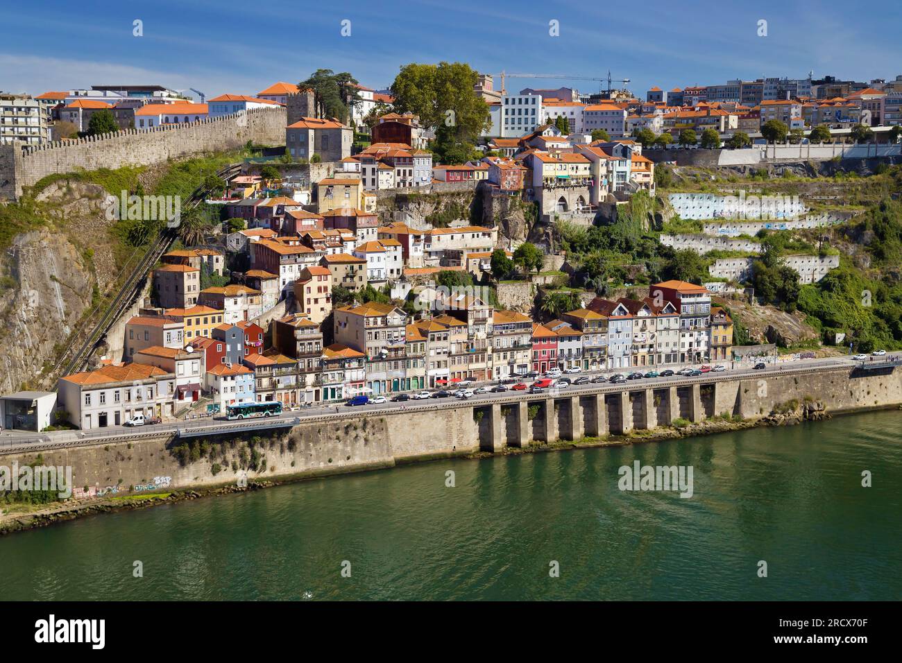 Stadtviertel Guindais am Flussufer in Porto, Portugal. Stockfoto