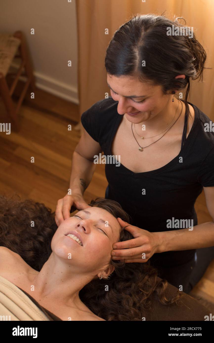 Frau bekommen eine massage Stockfoto