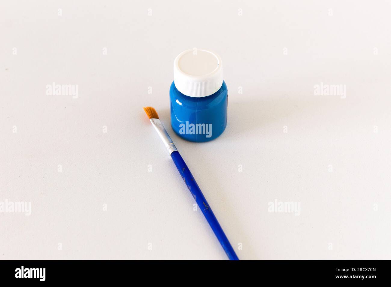 Blaue Farbe und Pinsel auf weißem Hintergrund isoliert, Kopierbereich. Konzepte und Ideen. Stockfoto