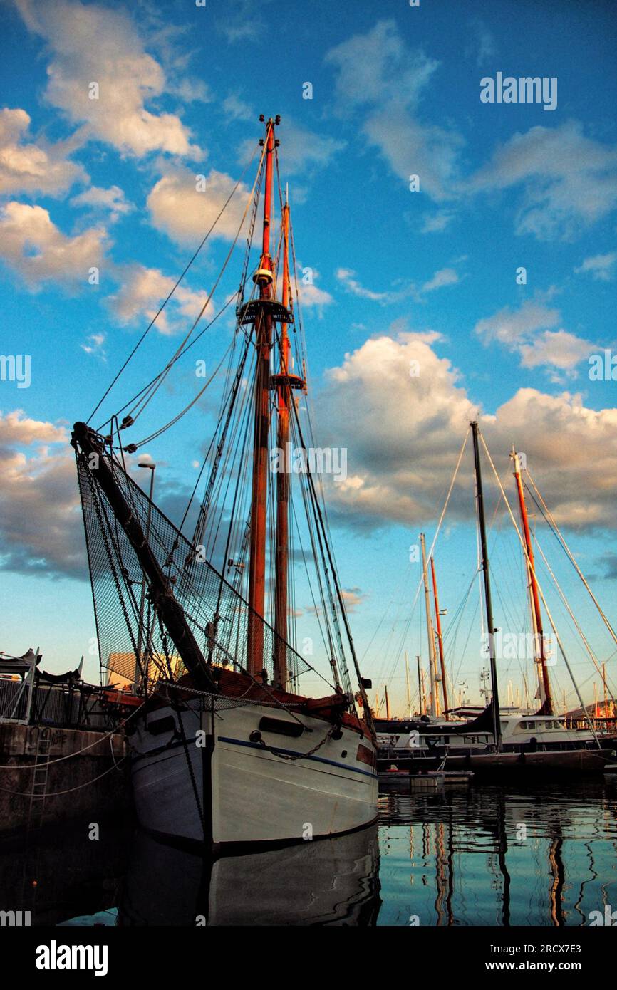 Weißes Segelboot im Hafen von Barcelona, ??bei Sonnenuntergang. Stockfoto