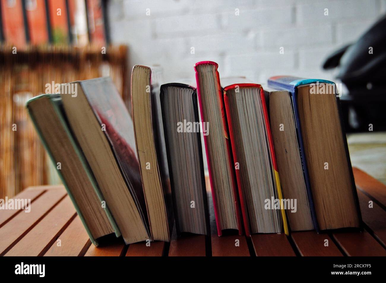 Bücher fallen. Stockfoto
