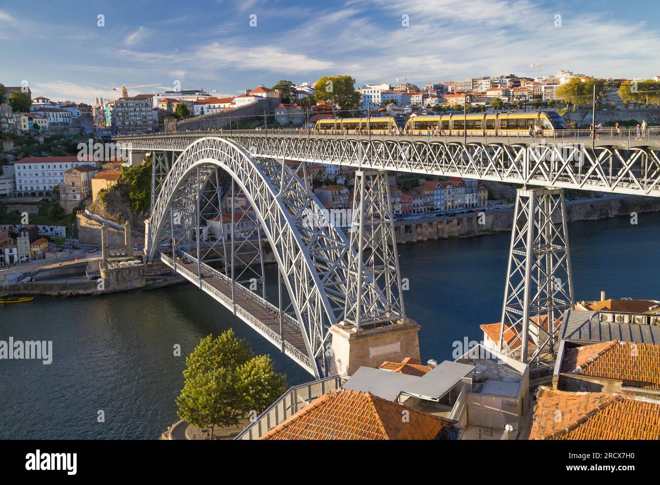 Vila Nova de Gaia, Portugal - 25. August 2020: Luis I-Brücke von Vila Nova de Gaia, Portugal, in der Abenddämmerung. Stockfoto
