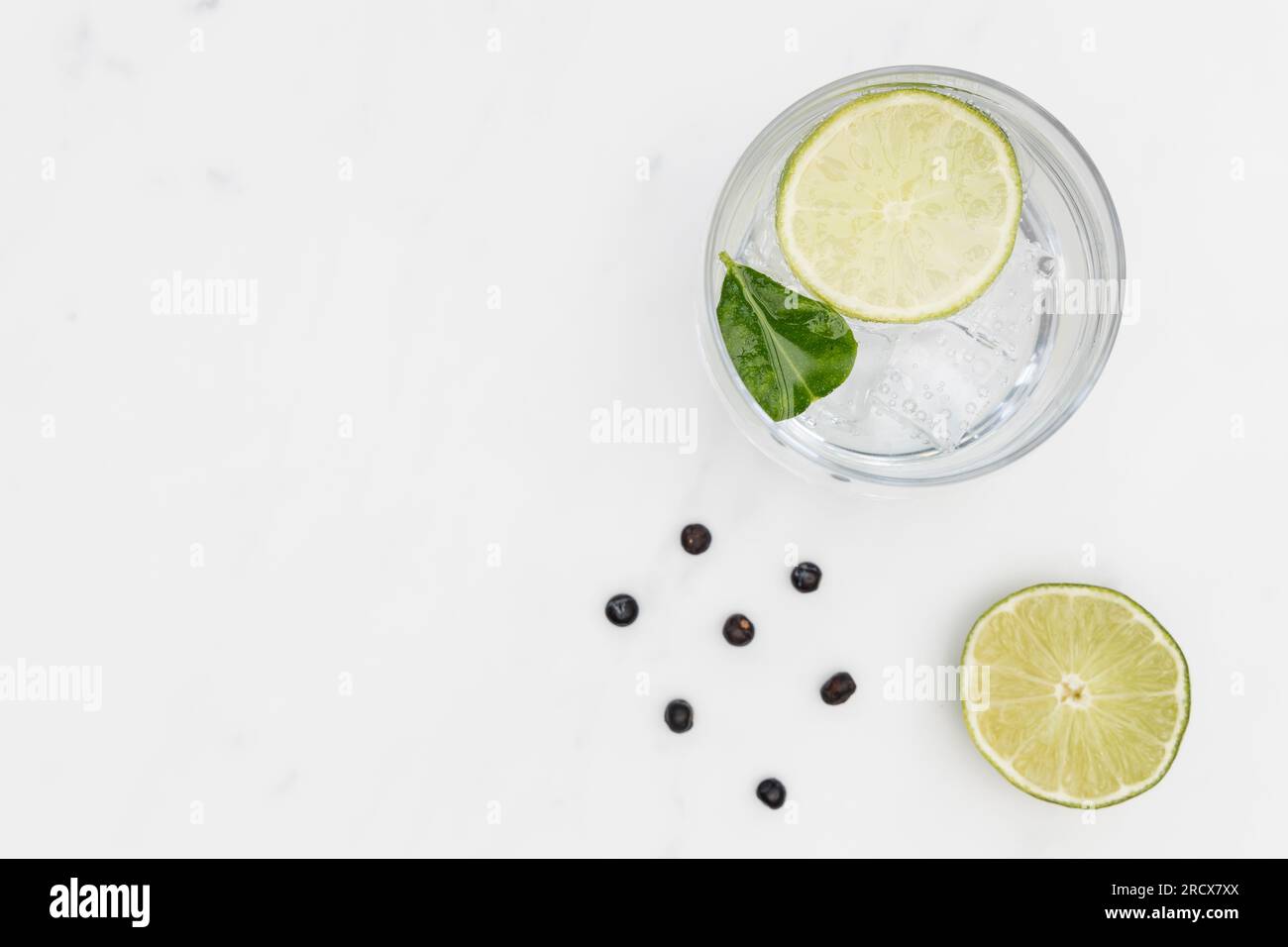 Gin Tonic Cocktail Drink in Glas auf weißem Marmorhintergrund Stockfoto