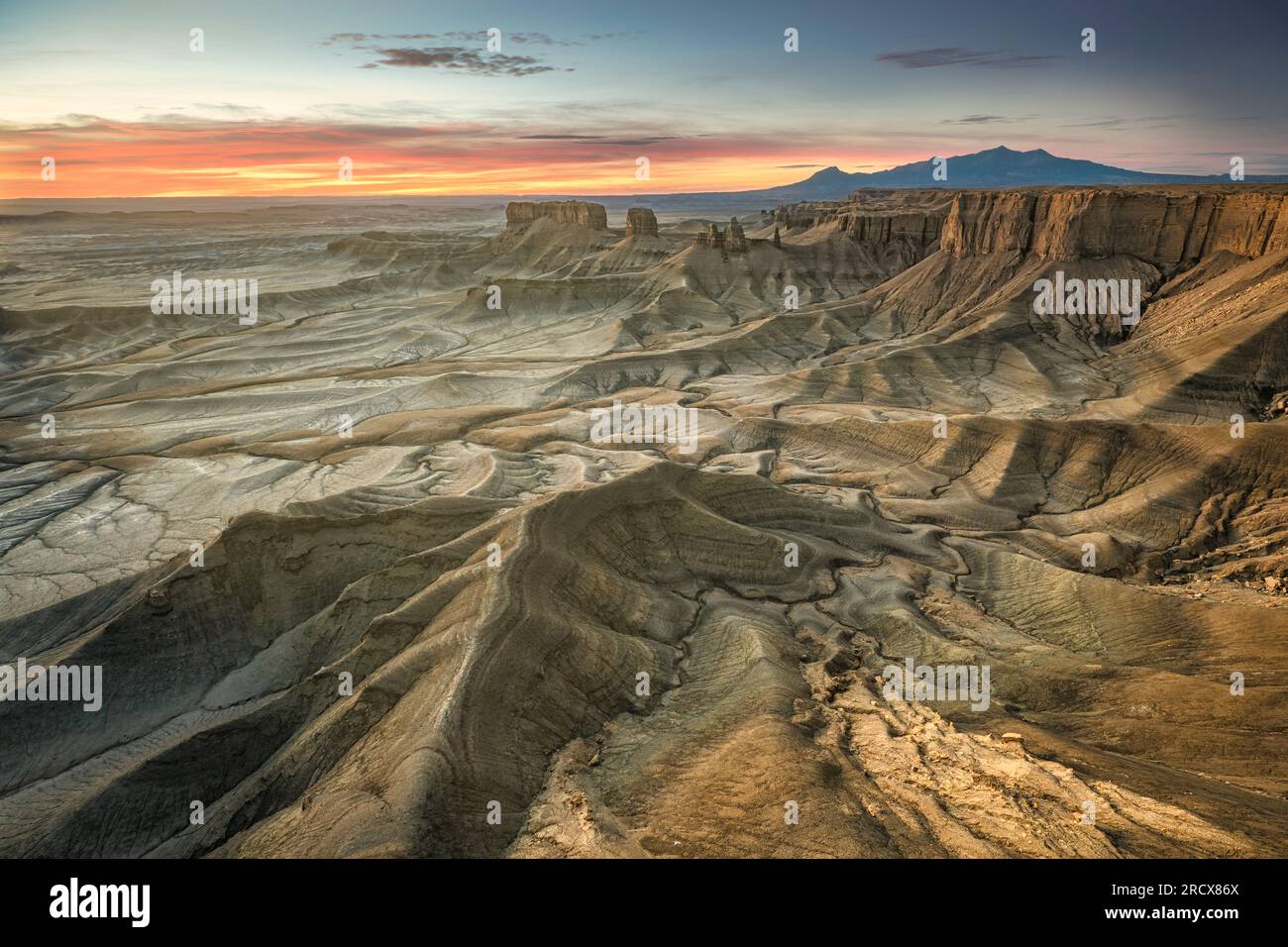 Blick auf die Wüstenlandschaft bei Sonnenaufgang. Stockfoto