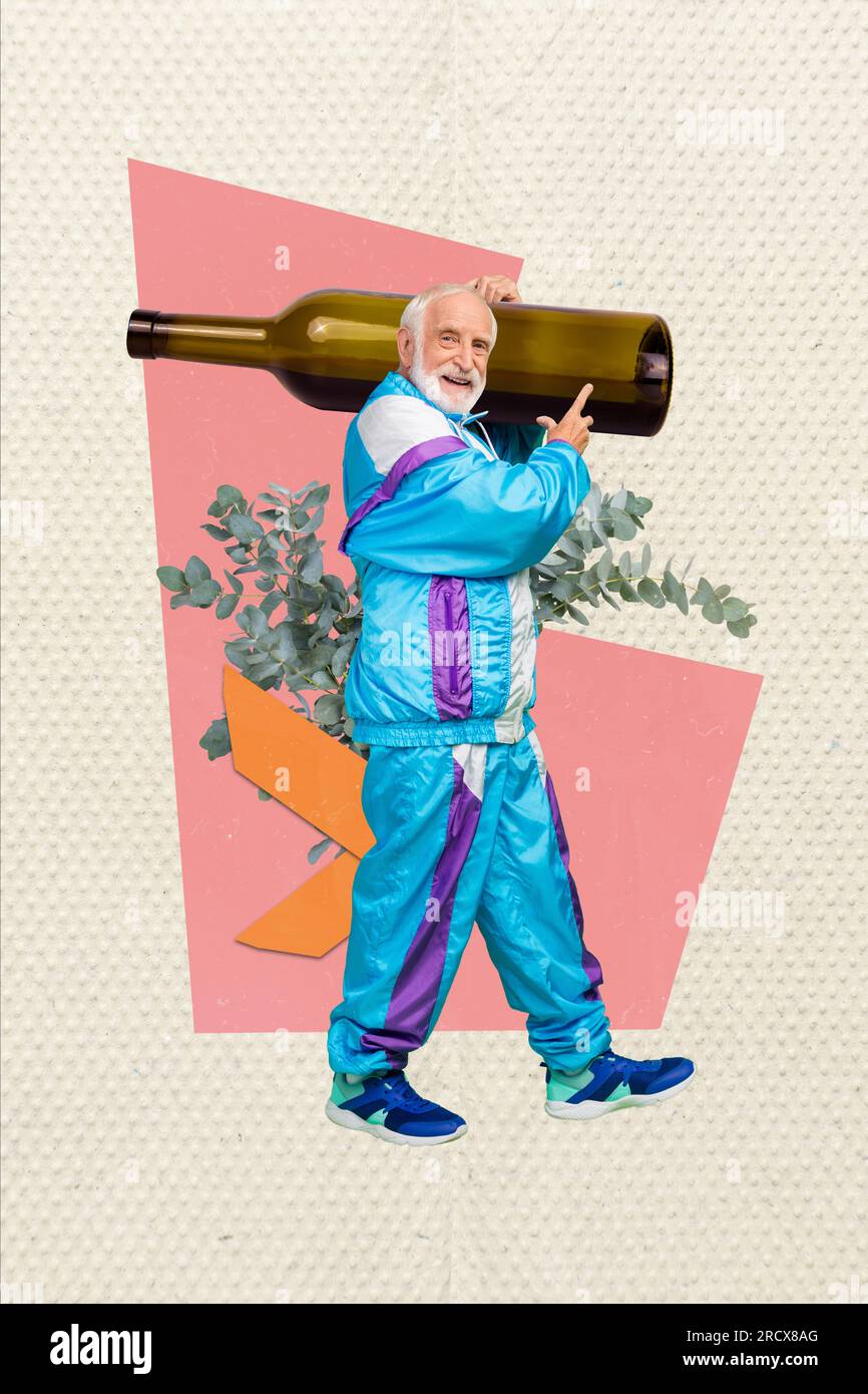 Vertikales Bild Collage Bild eines lustigen Senior-Großvaters trägt eine riesige Flasche seiner hausgemachten Wein-Sportkleidung isoliert auf beigem Hintergrund Stockfoto