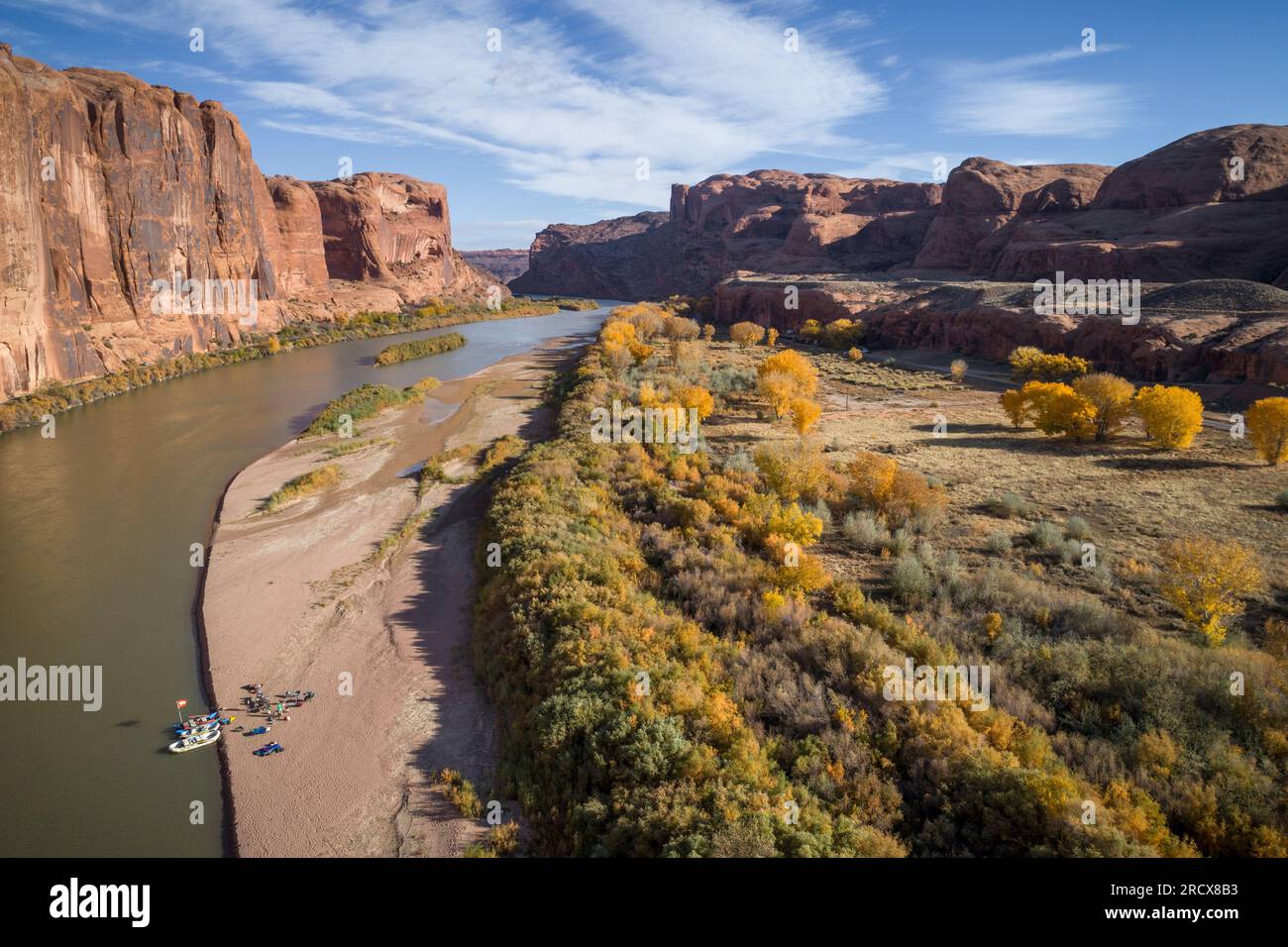Der Colorado River aus der Vogelperspektive und eine Rafting-Party in der Nähe von Moab, Utah. Stockfoto