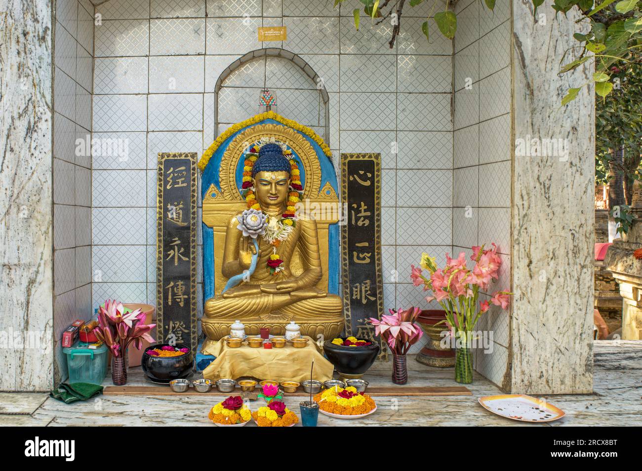 12 25 2014 Goldene Statue des Buddha-Jüngers Mahakassapa im Mahabodhi Mahavihara Tempelkomplex Bodhgaya Bihar Indien Stockfoto