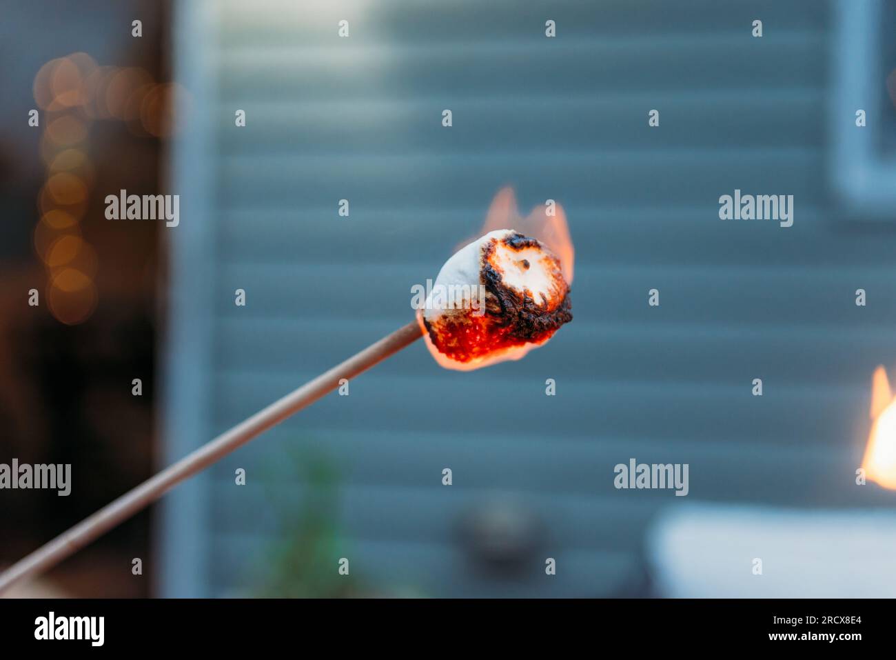 Marshmallow fire -Fotos und -Bildmaterial in hoher Auflösung – Alamy