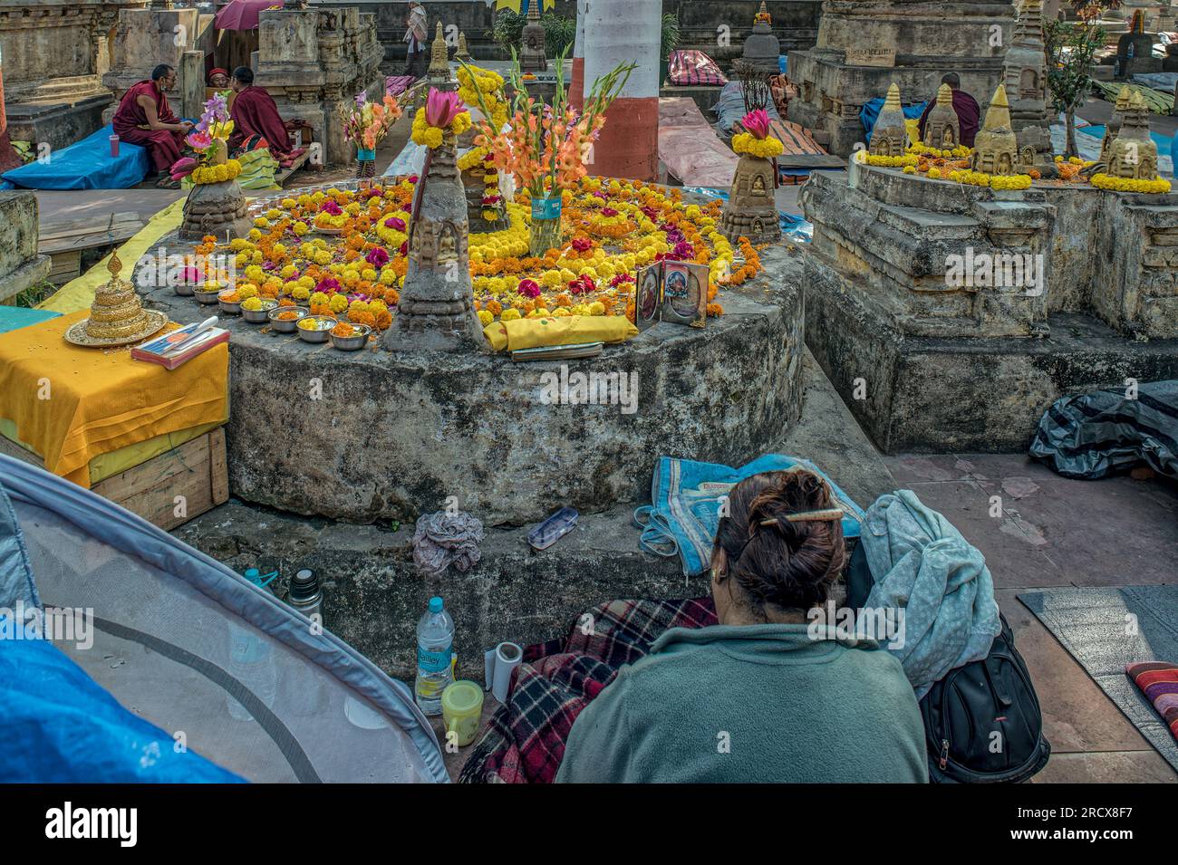 12 25 2014 buddhistischer Mönch, der in der tibetischen Mythologie im Mahabodhi-Komplex Bodh Gaya Bihar India.Asi Rituale macht Stockfoto