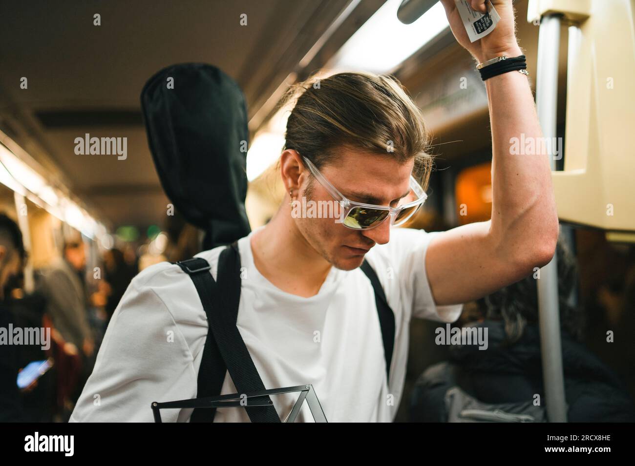 Sänger in der U-Bahn, die mit Musik arbeitet Stockfoto