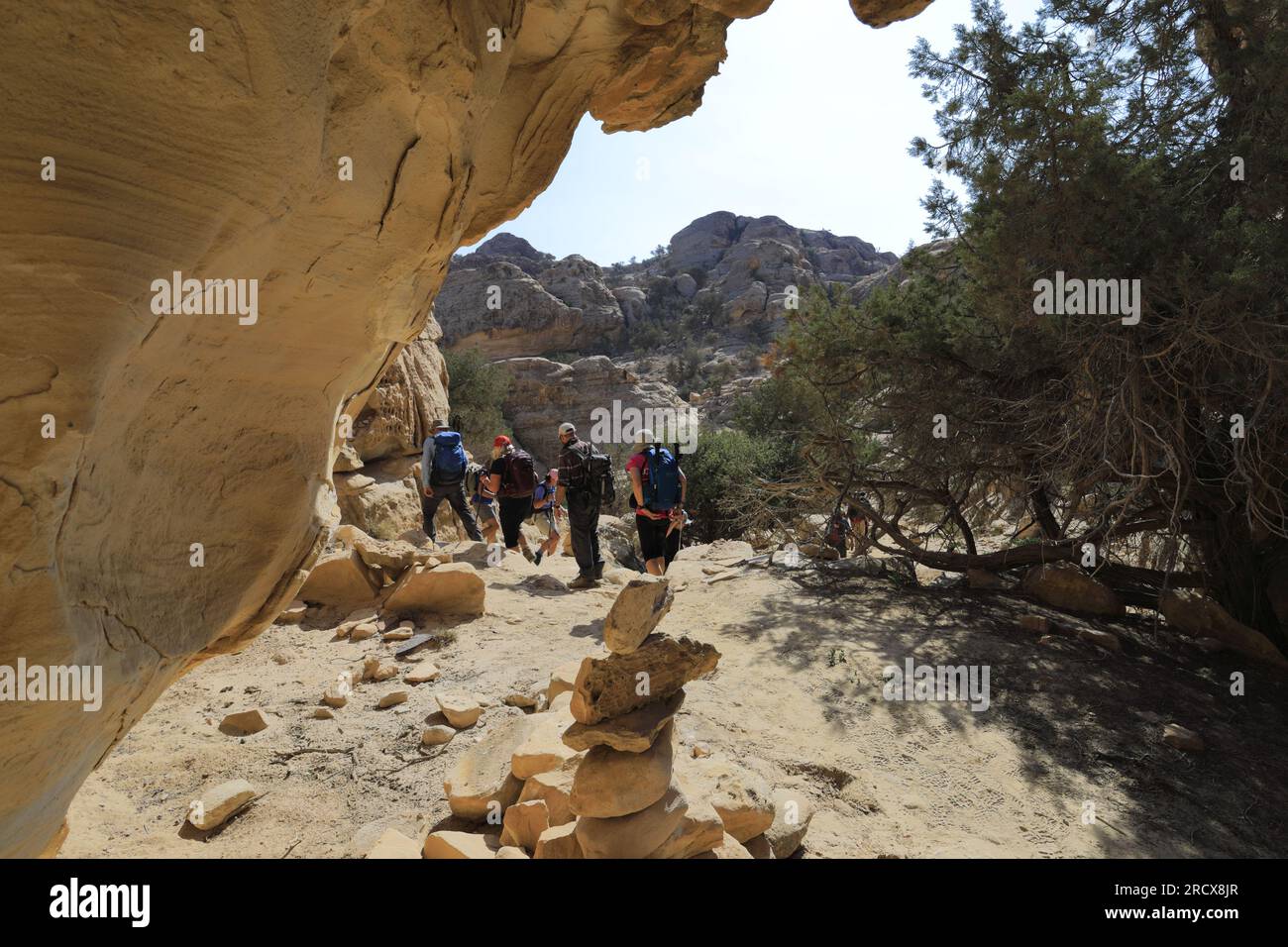 Walkers im Wadi al-Aghlat vor Little Petra, Jordanien, Naher Osten Stockfoto