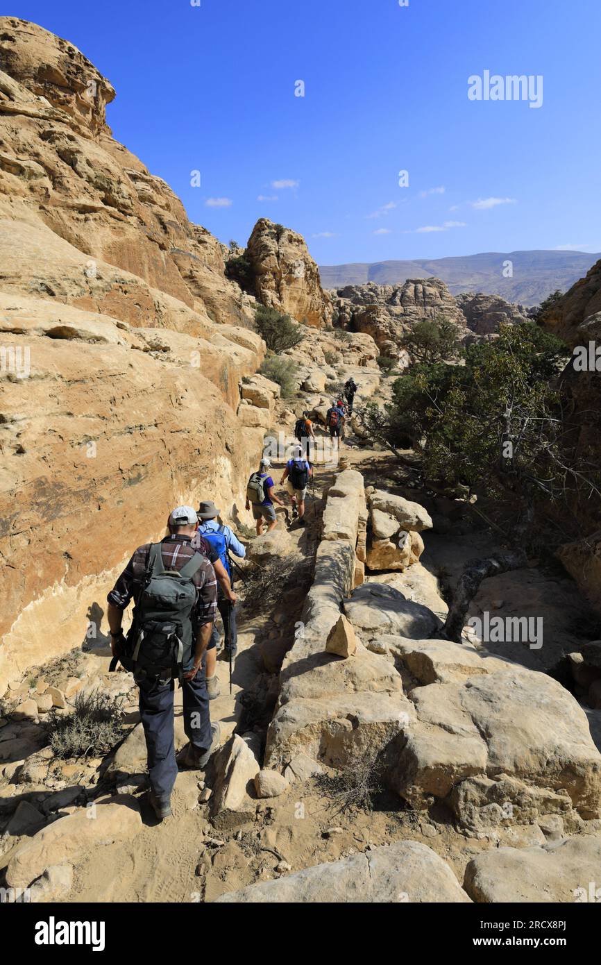 Walkers im Wadi al-Aghlat vor Little Petra, Jordanien, Naher Osten Stockfoto