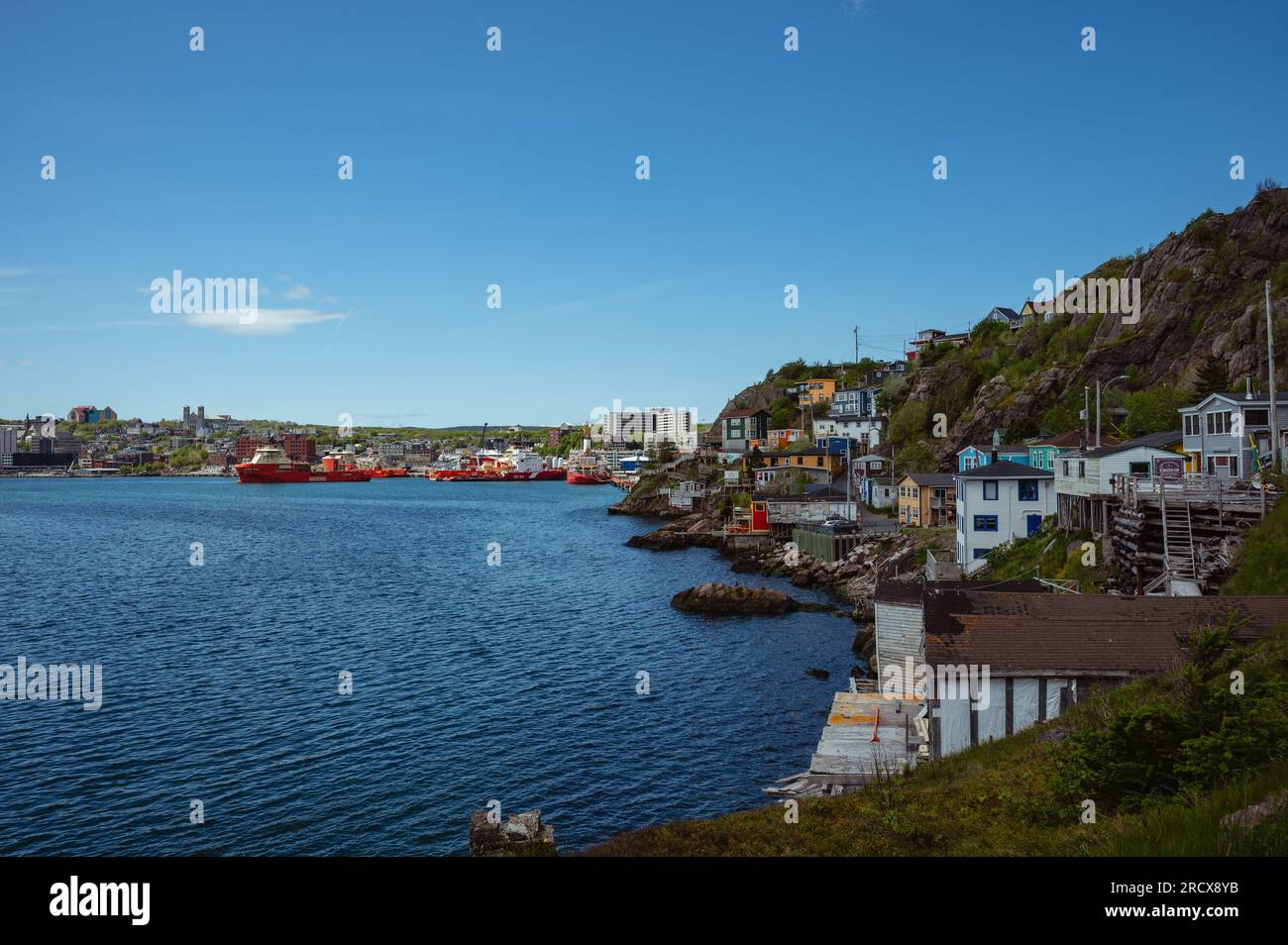 Blick auf Häuser und Boote im Hafen von St. John's, Neufundland. Stockfoto