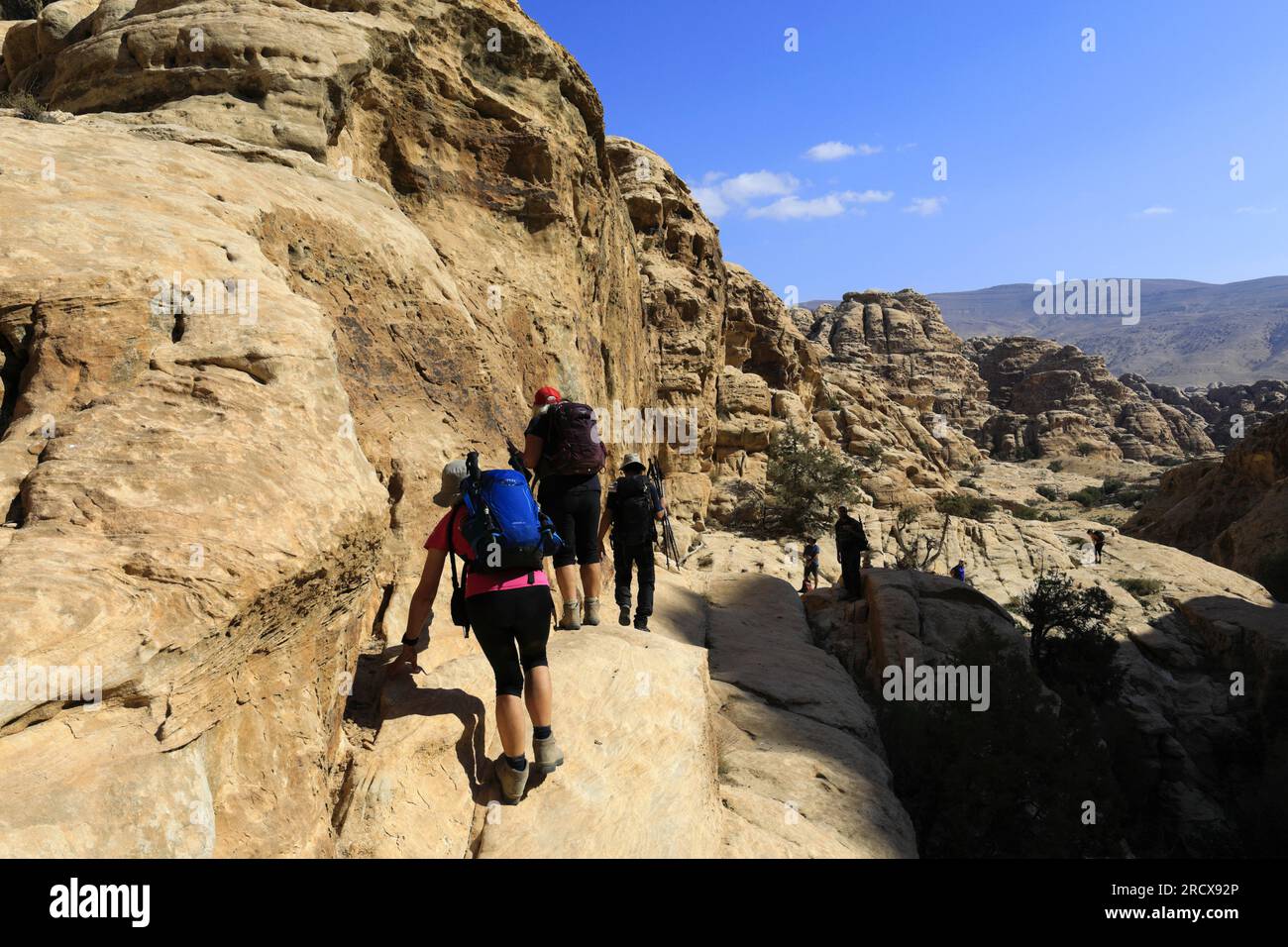 Walkers im Wadi al-Aghlat vor Little Petra, Jordanien, Naher Osten Stockfoto