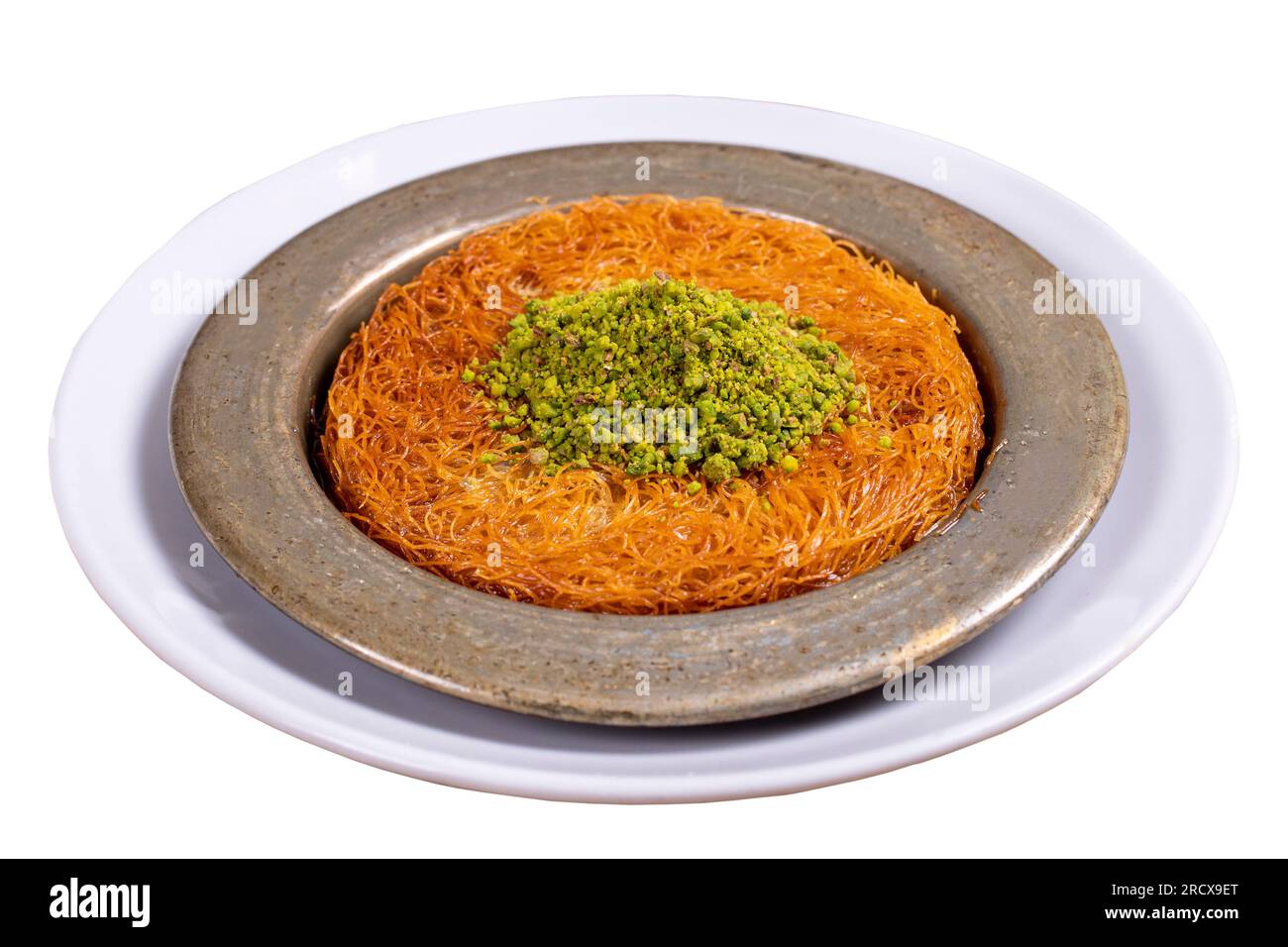 Kunefe. Traditionelle türkische Küche. Kunefe mit Pistazien auf weißem Hintergrund isoliert. Schließen Stockfoto