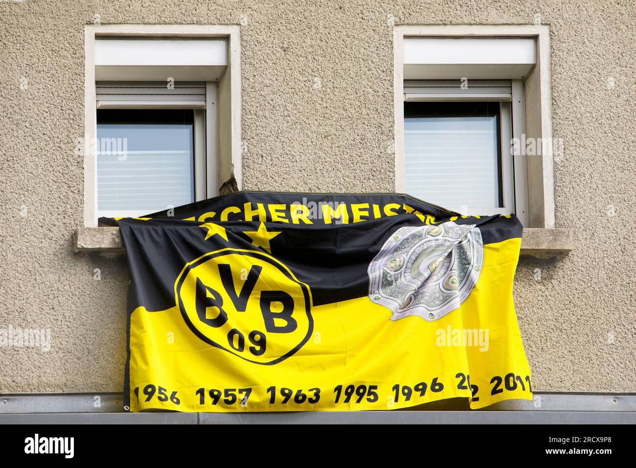 Flaggen von Borussia Dortmund in einem Wohngebäude, Deutschland, Nordrhein-Westfalen, Ruhrgebiet, Dortmund Stockfoto