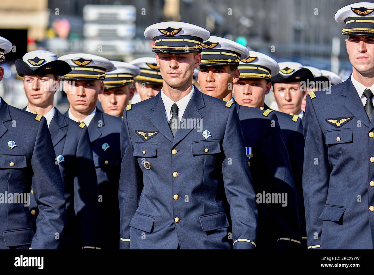 Vertreter des Luftwaffenstützpunkts 701 in Salon-de-Provence und der Parade der Luftwaffenschule und des Weltraums im Alten Hafen von Marseille während der Militärparade zum Nationalfeiertag. Militärparade im Alten Hafen von Marseille anlässlich der Militärzeremonie zum Nationalfeiertag. Stockfoto