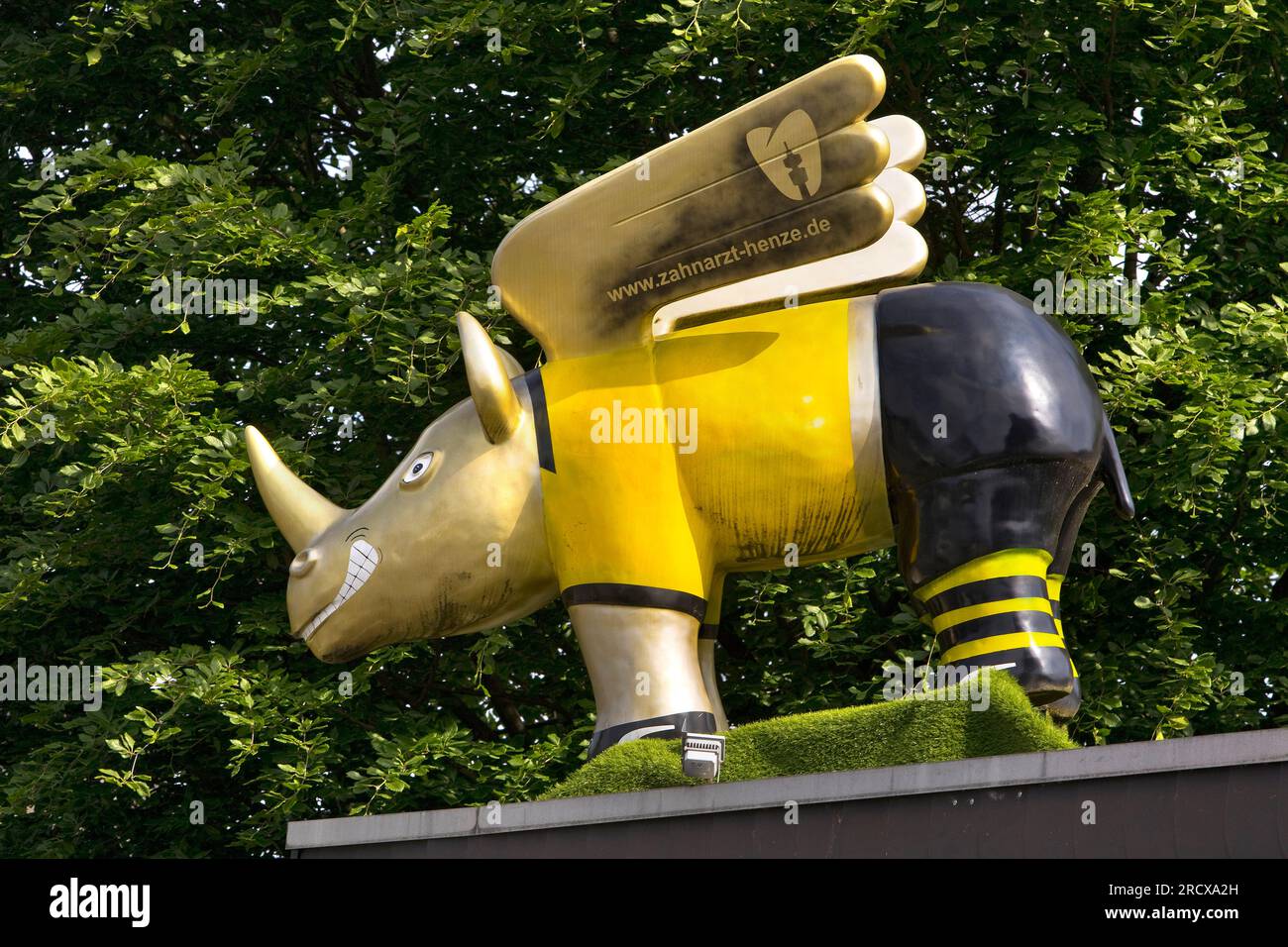 Geflügeltes Nashorn, auch Dortmund-Nashorn in Borussia Dortmund-Hemd, Deutschland, Nordrhein-Westfalen, Ruhrgebiet, Dortmund Stockfoto