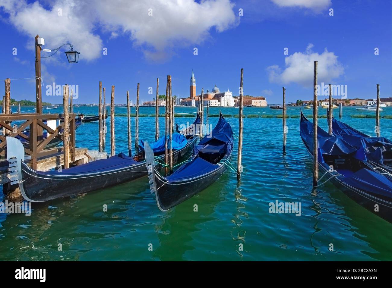 Gondeln in Venedig, im Hintergrund die Insel San Giorgio Maggiore, Italien, Venedig Stockfoto