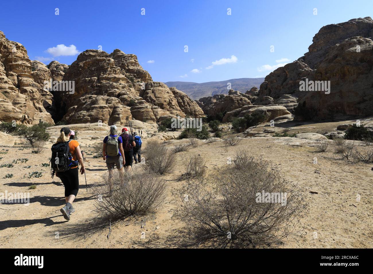 Walkers im Wadi al-Aghlat vor Little Petra, Jordanien, Naher Osten Stockfoto