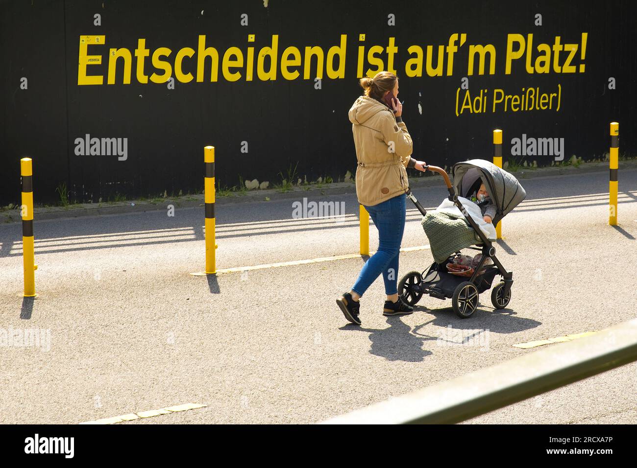 Frau mit Kinderwagen vor dem Eingang zum Parkhaus der BVB Fan World of Borussia Dortmund, Deutschland, Nordrhein-Westfalen, Stockfoto