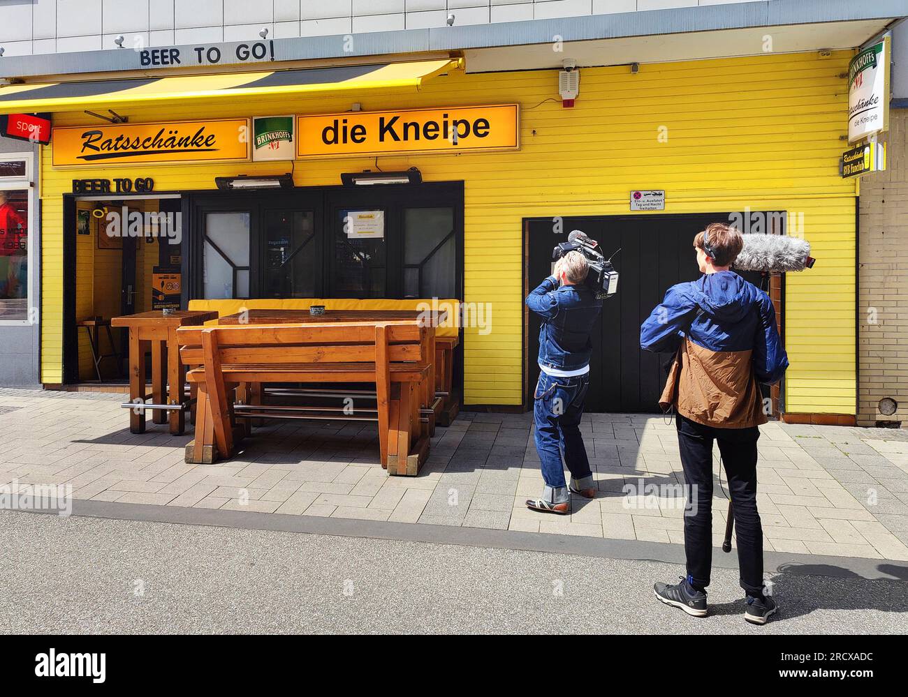 TV-Team vor der Ratschaenke, wo die BVB-Spiele live gezeigt werden, Deutschland, Nordrhein-Westfalen, Ruhrgebiet, Dortmund Stockfoto