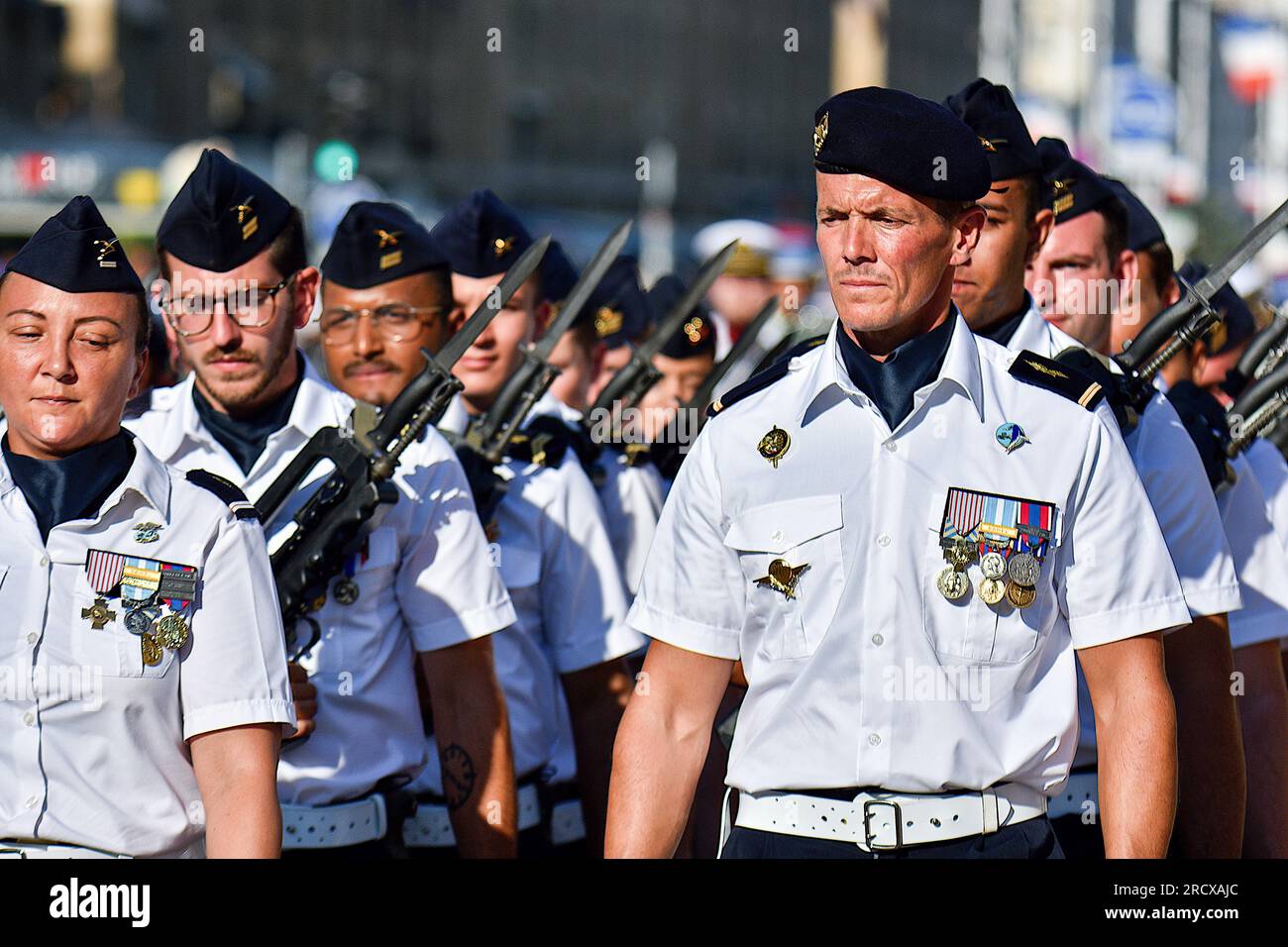 Marseille, Frankreich. 14. Juli 2023. Vertreter des Luftwaffenstützpunkts 701 in Salon-de-Provence und der Parade der Luftwaffenschule und des Weltraums im Alten Hafen von Marseille während der Militärparade zum Nationalfeiertag. Militärparade im Alten Hafen von Marseille anlässlich der Militärzeremonie zum Nationalfeiertag. (Foto: Gerard Bottino/SOPA Images/Sipa USA) Guthaben: SIPA USA/Alamy Live News Stockfoto