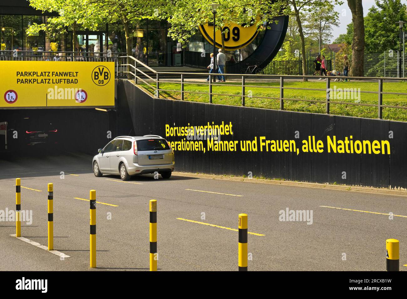 Eintritt zum mehrstöckigen Parkplatz in der BVB Fan World von Borussia Dortmund, Deutschland, Nordrhein-Westfalen, Ruhrgebiet, Dortmund Stockfoto