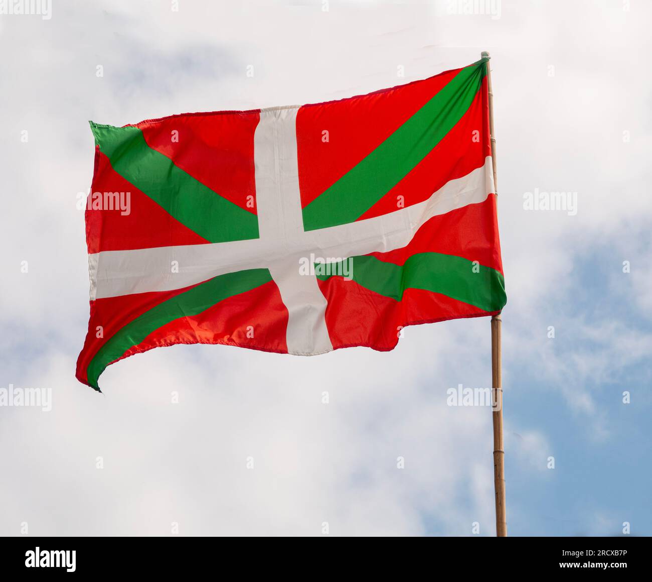 Kennzeichen „bezahlt Region Baskisch“. Die Flagge des Baskenlandes, die auf einem Fahnenmast winkt. Autonome Gemeinschaft in Nordspanien. Stockfoto