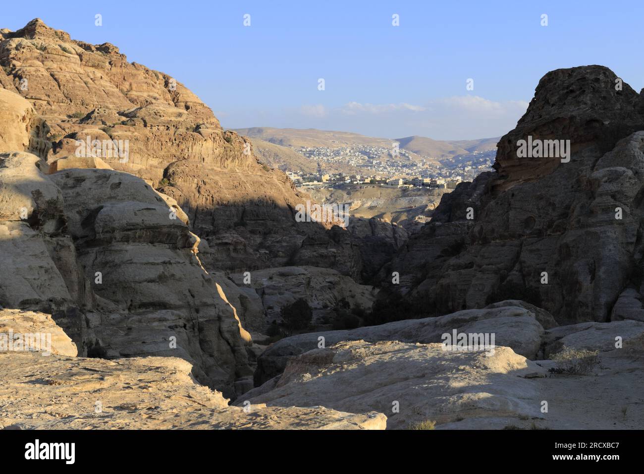 Blick über das Masera Shrgyah-Tal auf der Hintertür Wanderung nach Petra, Jordanien, Naher Osten Stockfoto